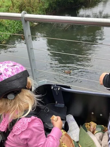 På tur med børnene - fodre ænder